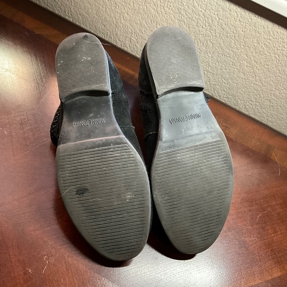 Minnetonka moccasin black bootie SZ 8.5.  Zippers, buckles, braids. Cushy sole. - Picture 5 of 5